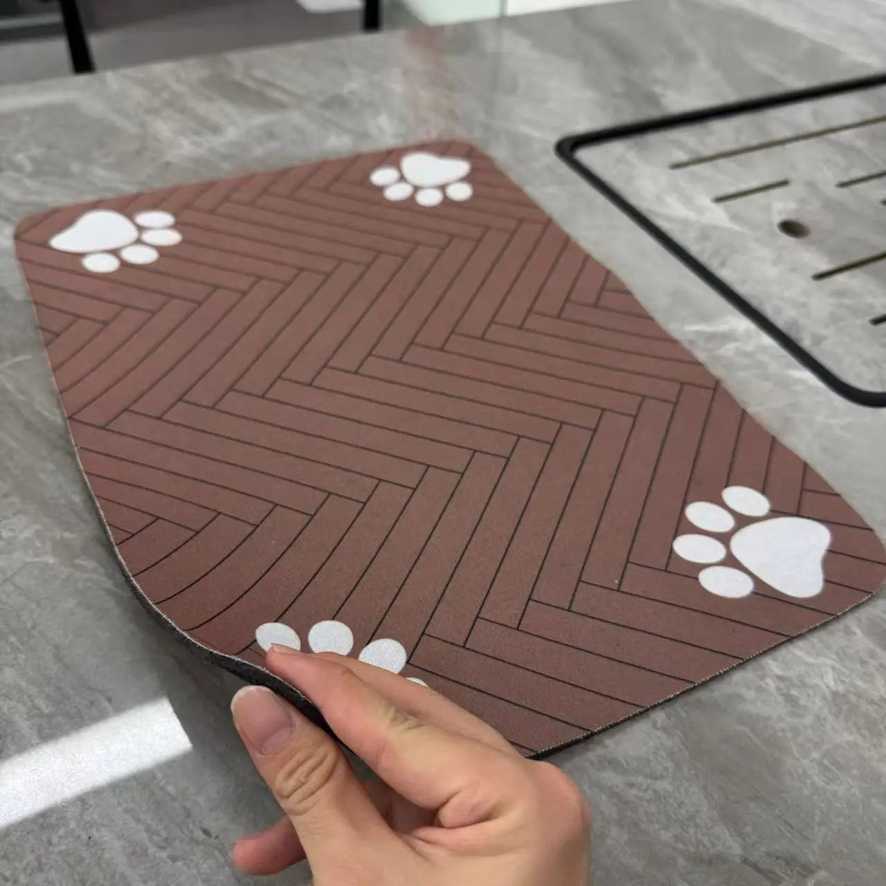 Tapete Absorvente de Alimentação para Animais de Estimação de Secagem Rápida para Cães e Gatos, Fundo de Borracha Antiderrapante, Superfície de Poliéster Escura para Uso Interno